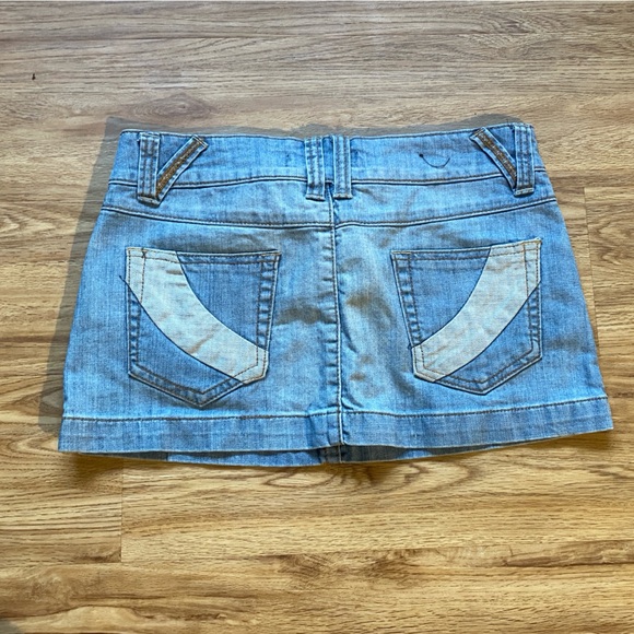 Light wash y2k denim mini skirt - Picture 3 of 3